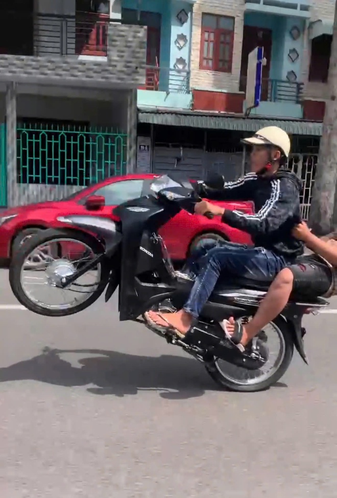 Bốc đầu xe máy chạy bằng một bánh, thiếu niên 15 tuổi bị CSGT xử phạt- Ảnh 2. Bốc đầu xe máy chạy bằng một bánh, thiếu niên 15 tuổi bị CSGT xử phạt- Ảnh 2.