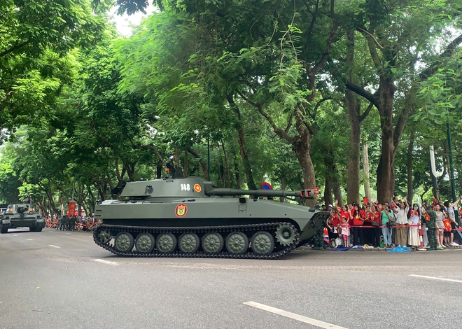 Trang bị đặc biệt giúp xe tăng 'lướt' trên phố Hà Nội trong diễu binh A80- Ảnh 14. Trang bị đặc biệt giúp xe tăng 'lướt' trên phố Hà Nội trong diễu binh A80- Ảnh 14.