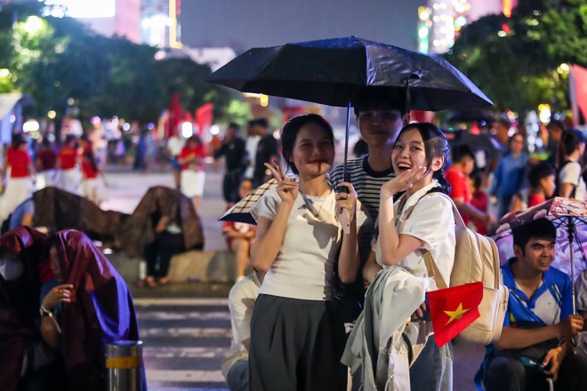 Dưới mưa, người dân TP.HCM ngắm pháo hoa rực sáng mừng ngày Quốc khánh 2.9 - Ảnh 9.
