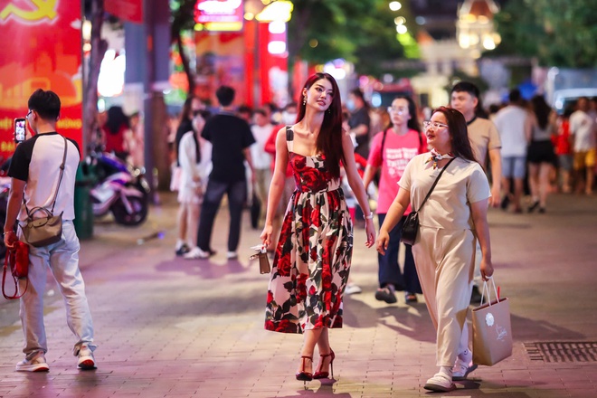 Ngay lúc này: Đông người đội mưa ở trung tâm TP.HCM chờ pháo hoa mừng Quốc khánh - Ảnh 14.
