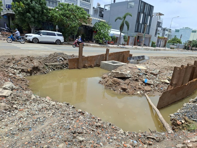 Thi c&ocirc;ng đường qu&aacute; chậm, g&acirc;y kh&oacute; khăn cho người d&acirc;n - Ảnh 1.