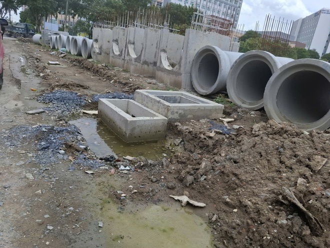 Thi c&ocirc;ng đường qu&aacute; chậm, g&acirc;y kh&oacute; khăn cho người d&acirc;n - Ảnh 2.