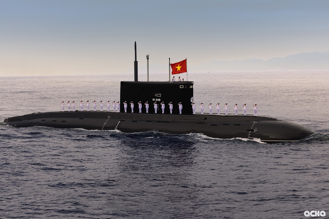 T&agrave;u ngầm Kilo 636 ph&ocirc; diễn sức mạnh diễu binh tr&ecirc;n biển hiện đại như thế n&agrave;o? - Ảnh 2.