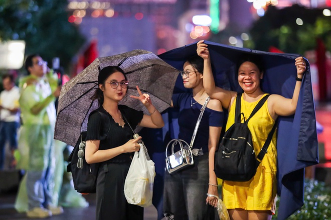 Ngay lúc này: Đông người đội mưa ở trung tâm TP.HCM chờ pháo hoa mừng Quốc khánh - Ảnh 15.