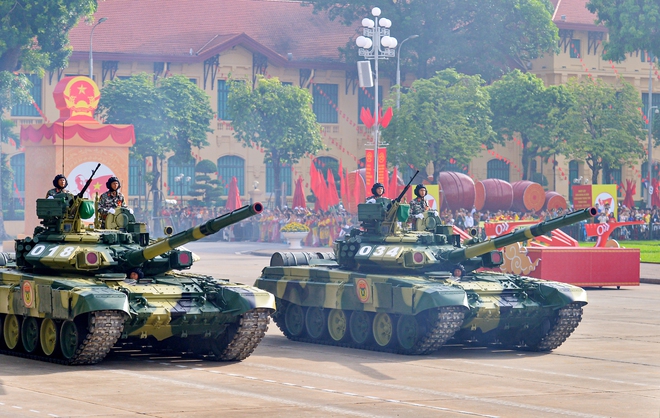 Trang bị đặc biệt giúp xe tăng 'lướt' trên phố Hà Nội trong diễu binh A80- Ảnh 7. Trang bị đặc biệt giúp xe tăng 'lướt' trên phố Hà Nội trong diễu binh A80- Ảnh 7.