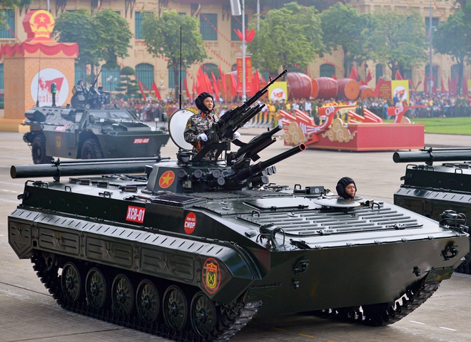 Trang bị đặc biệt giúp xe tăng 'lướt' trên phố Hà Nội trong diễu binh A80- Ảnh 9. Trang bị đặc biệt giúp xe tăng 'lướt' trên phố Hà Nội trong diễu binh A80- Ảnh 9.