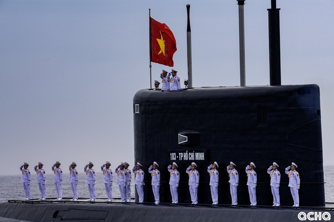 T&agrave;u ngầm Kilo 636 ph&ocirc; diễn sức mạnh diễu binh tr&ecirc;n biển hiện đại như thế n&agrave;o? - Ảnh 5.