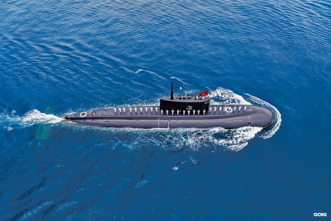 T&agrave;u ngầm Kilo 636 ph&ocirc; diễn sức mạnh diễu binh tr&ecirc;n biển hiện đại như thế n&agrave;o? - Ảnh 3.
