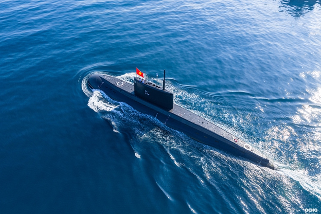 T&agrave;u ngầm Kilo 636 ph&ocirc; diễn sức mạnh diễu binh tr&ecirc;n biển hiện đại như thế n&agrave;o? - Ảnh 4.