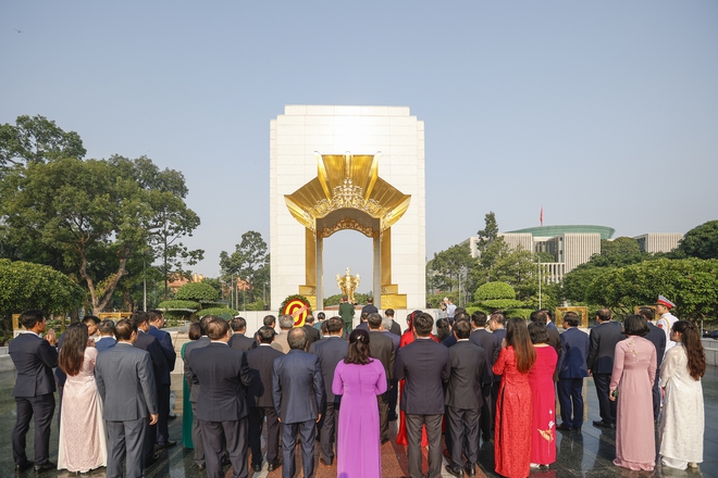 Đại biểu Đảng bộ MTTQ, các đoàn thể T.Ư vào Lăng viếng Chủ tịch Hồ Chí Minh- Ảnh 5.