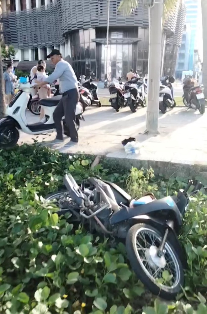 Thực hư vụ du khách tố nhân viên 'xô đổ' xe máy xuống bãi biển Đà Nẵng- Ảnh 4.