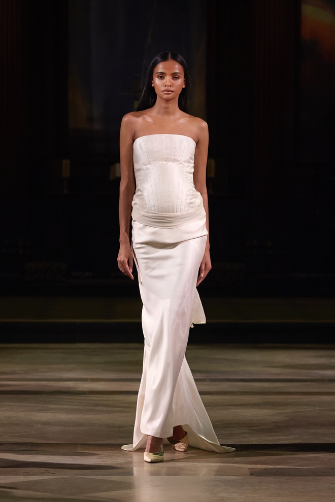 Nhà thiết kế Trần Hùng gây ấn tượng tại London Fashion Week- Ảnh 3.