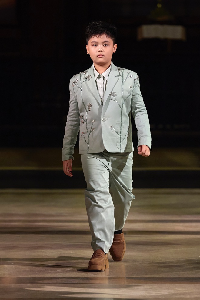 Nhà thiết kế Trần Hùng gây ấn tượng tại London Fashion Week- Ảnh 4.