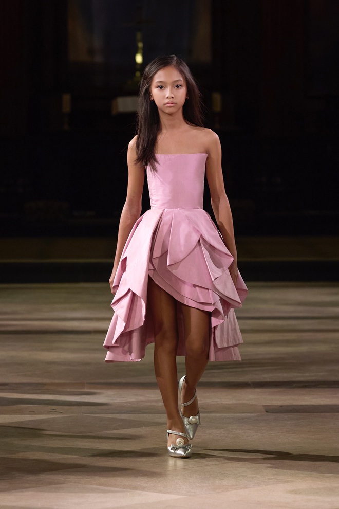 Nhà thiết kế Trần Hùng gây ấn tượng tại London Fashion Week- Ảnh 5.