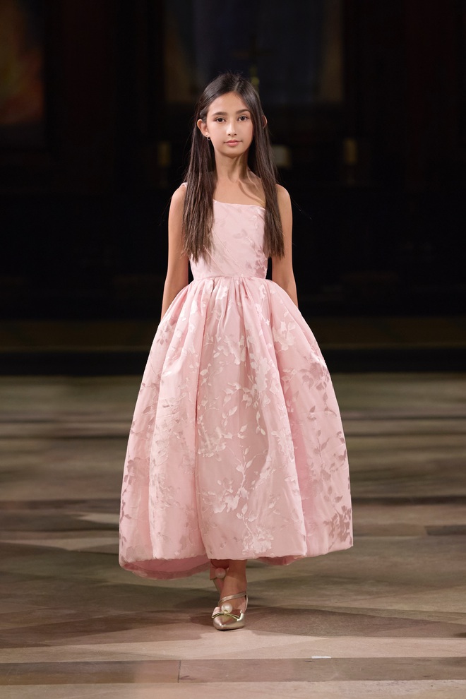 Nhà thiết kế Trần Hùng gây ấn tượng tại London Fashion Week- Ảnh 6.