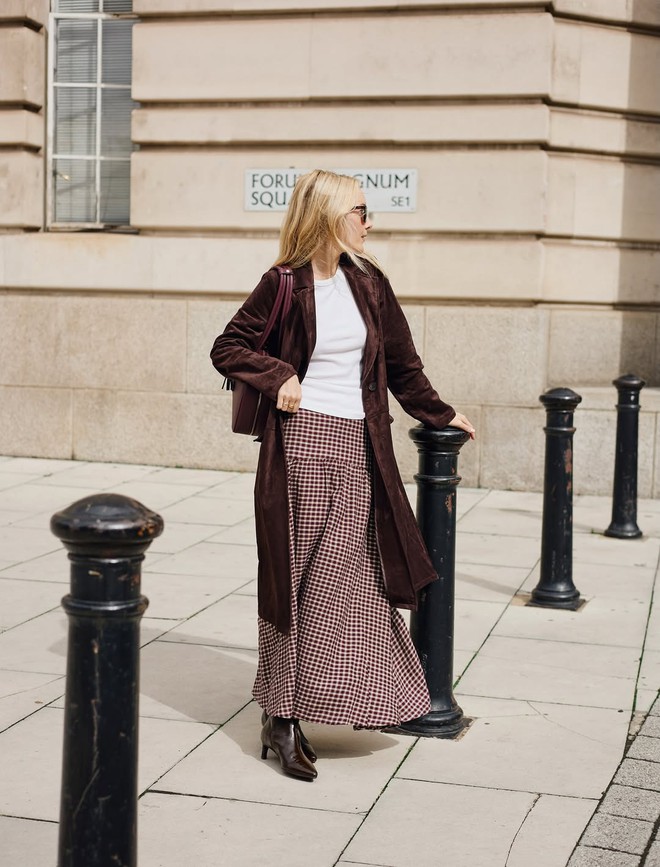 Chân váy cổ điển trở lại, đẹp từ công sở đến đường phố- Ảnh 12.