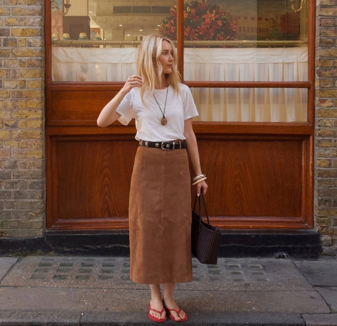 Chân váy cổ điển trở lại, đẹp từ công sở đến đường phố- Ảnh 11.