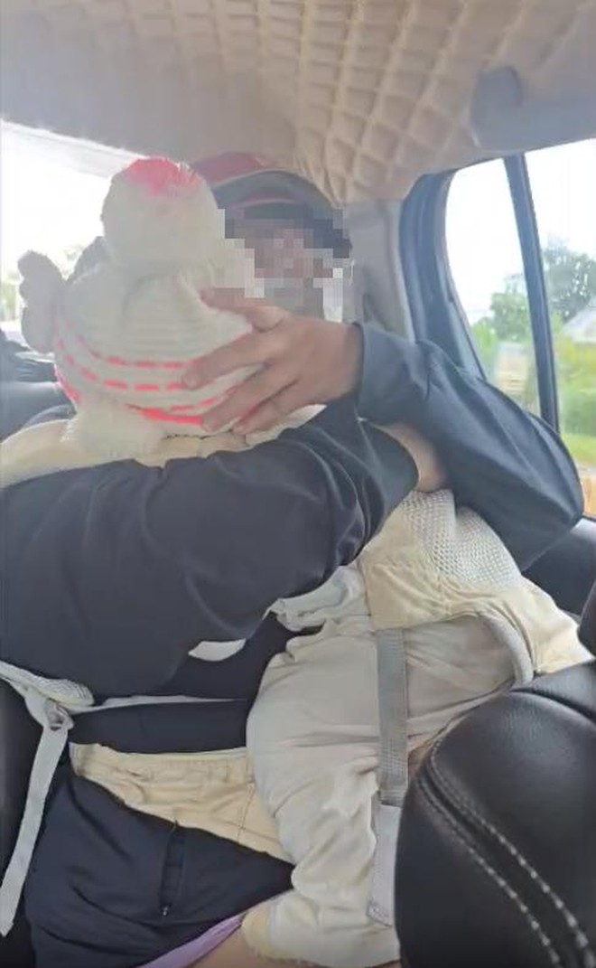 CSGT dùng xe chuyên dụng cứu nguy bé trai 1 tuổi khó thở, tím tái toàn thân- Ảnh 2.