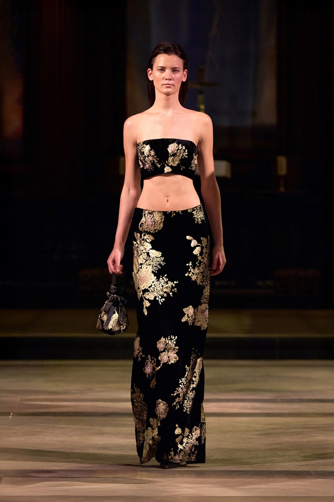 Thương hiệu Việt gây choáng sàn diễn London với kỹ thuật mạ vàng trang phục - Ảnh 17.