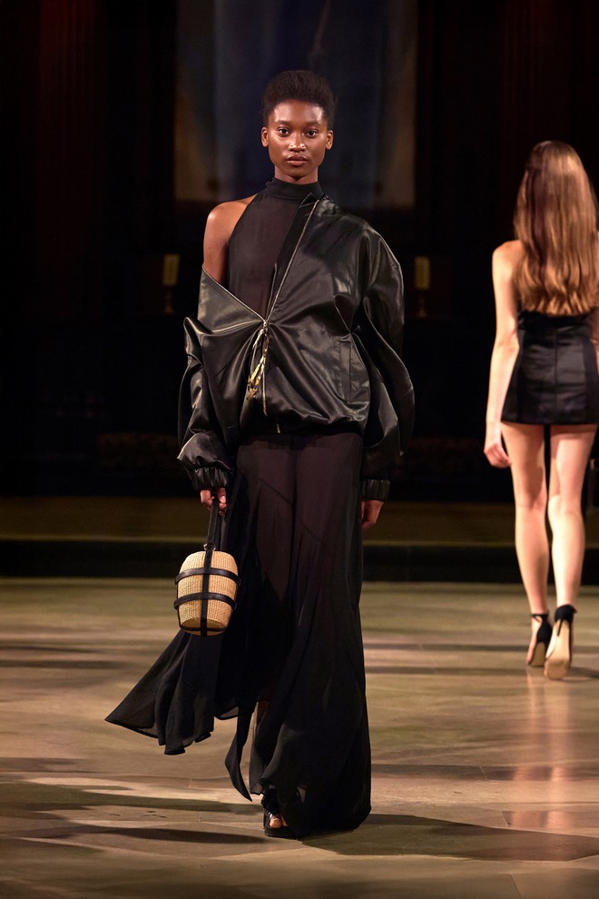 Thương hiệu Việt gây choáng sàn diễn London với kỹ thuật mạ vàng trang phục - Ảnh 16.