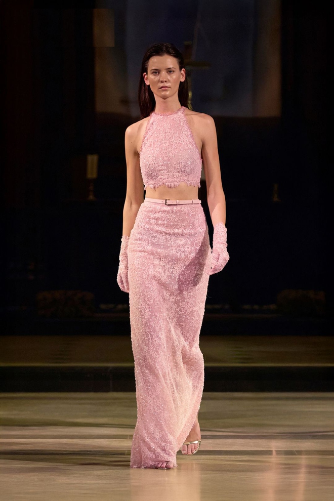 Thương hiệu Việt gây choáng sàn diễn London với kỹ thuật mạ vàng trang phục - Ảnh 19.