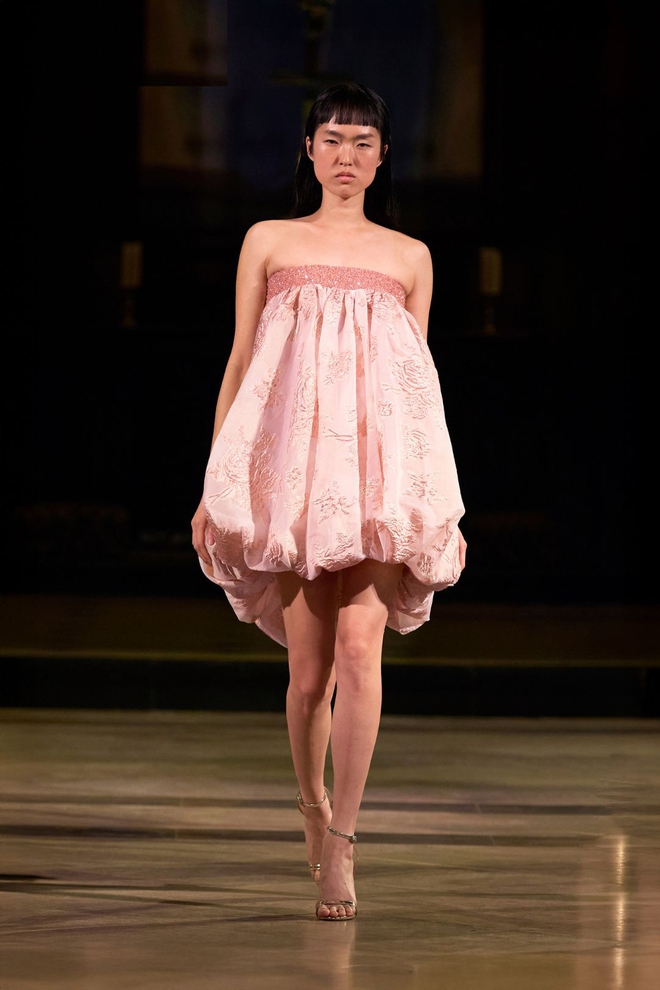 Thương hiệu Việt gây choáng sàn diễn London với kỹ thuật mạ vàng trang phục - Ảnh 18.