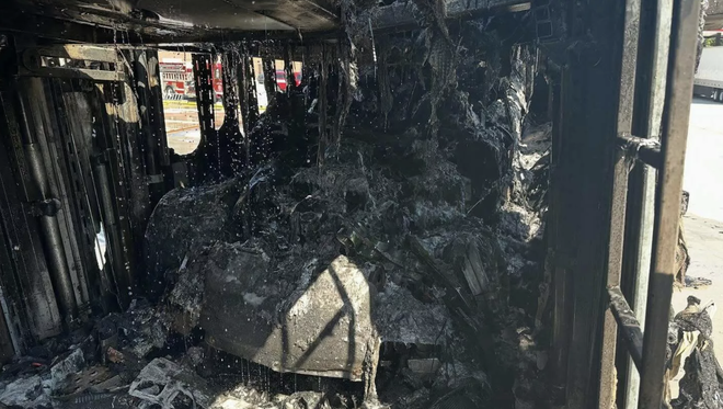 Xe tải bốc ch&aacute;y, 5 si&ecirc;u xe trị gi&aacute; gần 1,5 triệu USD bị thi&ecirc;u rụi - Ảnh 6.