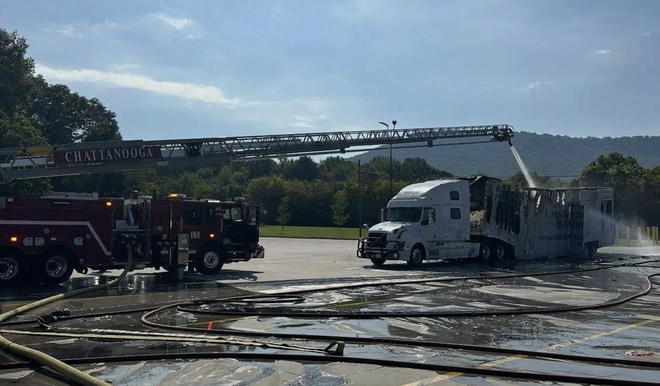 Xe tải bốc ch&aacute;y, 5 si&ecirc;u xe trị gi&aacute; gần 1,5 triệu USD bị thi&ecirc;u rụi - Ảnh 5.