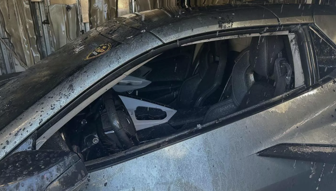 Xe tải bốc ch&aacute;y, 5 si&ecirc;u xe trị gi&aacute; gần 1,5 triệu USD bị thi&ecirc;u rụi - Ảnh 4.