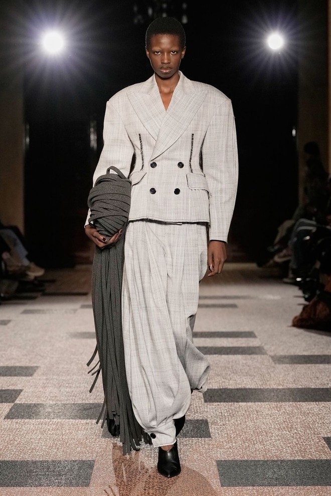 Suit, váy ngắn, đầm bodycon giúp nàng chiếm trọn spotlight - Ảnh 4.