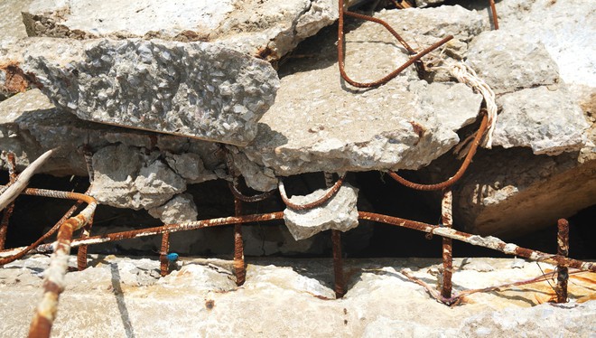 Kè biển Hải Tiến đối mặt nguy cơ sạt lở nghiêm trọng trước bão số 9 - Ảnh 6.