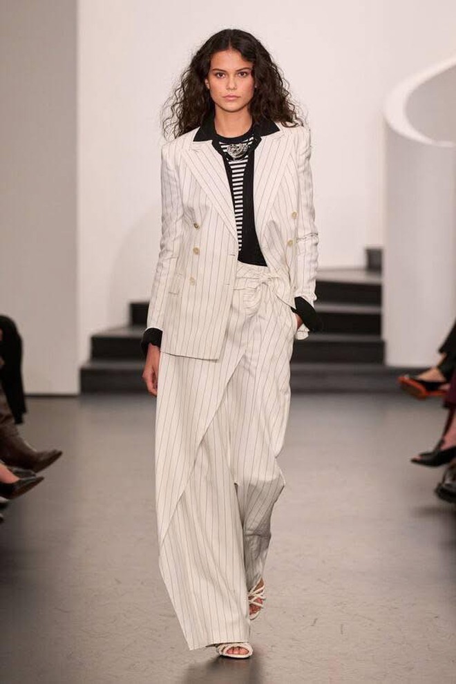 Suit, váy ngắn, đầm bodycon giúp nàng chiếm trọn spotlight - Ảnh 1.