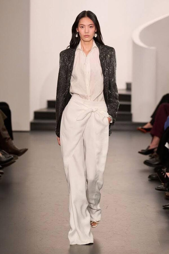 Suit, váy ngắn, đầm bodycon giúp nàng chiếm trọn spotlight - Ảnh 2.