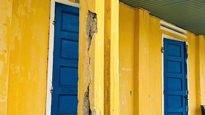 Nơm nớp học trong phòng 'chờ sập' - Ảnh 2.