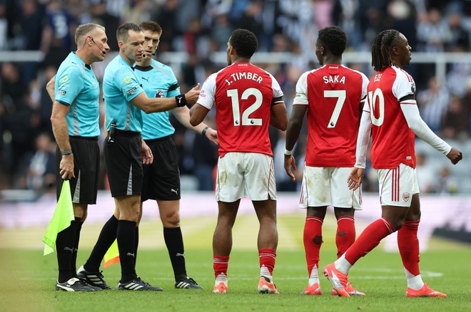 Newcastle thua đau Arsenal phút 90+6, tranh cãi cực gắt nổ ra: Trọng tài VAR ở đâu?- Ảnh 5.