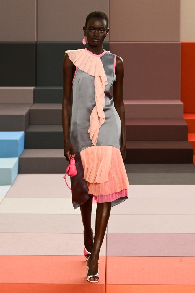 Nếp gấp bất đối xứng - điểm nhấn cao cấp trong các thiết kế thời thượng- Ảnh 2.