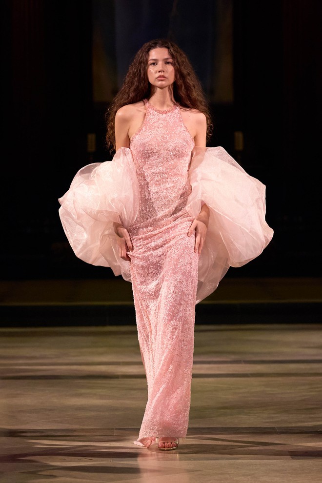 Thời trang Việt 'đổ bộ' sàn diễn quốc tế- Ảnh 7.