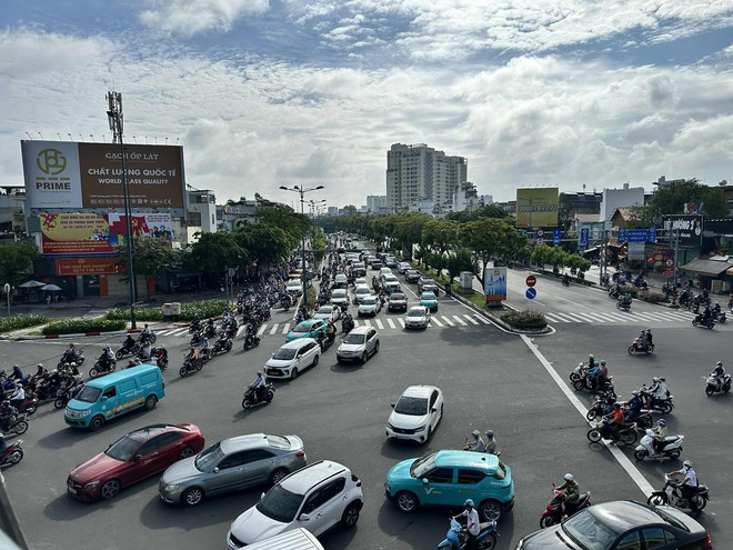 Hết nghỉ lễ 2.9: Sáng nay, đường phố TP.HCM nhộn nhịp trở lại - Ảnh 14.