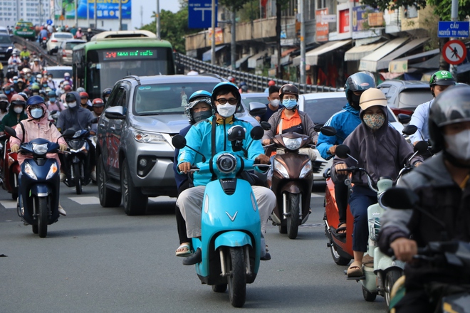 Hết nghỉ lễ 2.9: Sáng nay, đường phố TP.HCM nhộn nhịp trở lại - Ảnh 12.