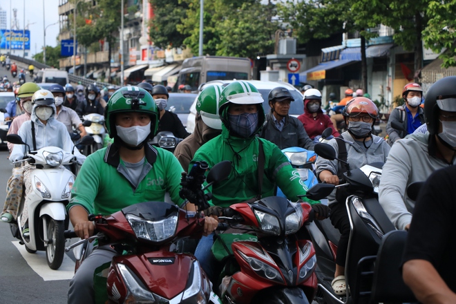 Hết nghỉ lễ 2.9: Sáng nay, đường phố TP.HCM nhộn nhịp trở lại - Ảnh 11.