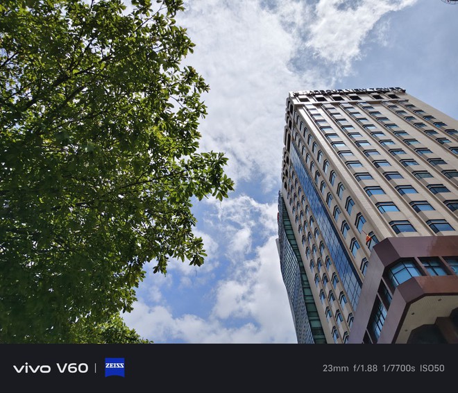 Trải nghiệm vivo V60: mỏng nhẹ, pin lớn v&agrave; camera ch&acirc;n dung ZEISS - Ảnh 7.