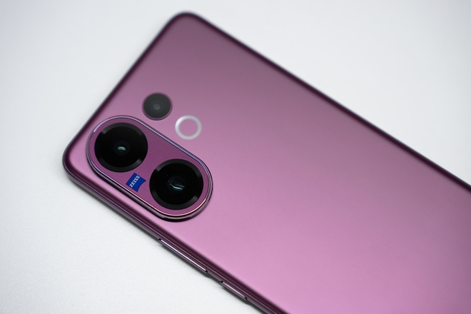Trải nghiệm vivo V60: mỏng nhẹ, pin lớn v&agrave; camera ch&acirc;n dung ZEISS - Ảnh 5.