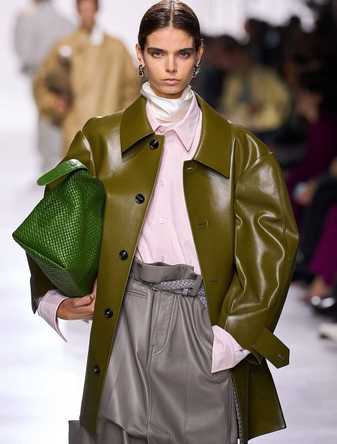 Mẫu váy, áo da đẹp cho các tín đồ thu đông 2025- Ảnh 8. Mẫu váy, áo da đẹp cho các tín đồ thu đông 2025- Ảnh 8.