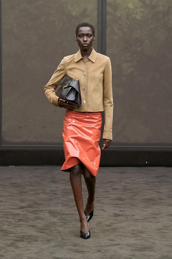 Mẫu váy, áo da đẹp cho các tín đồ thu đông 2025- Ảnh 9. Mẫu váy, áo da đẹp cho các tín đồ thu đông 2025- Ảnh 9.