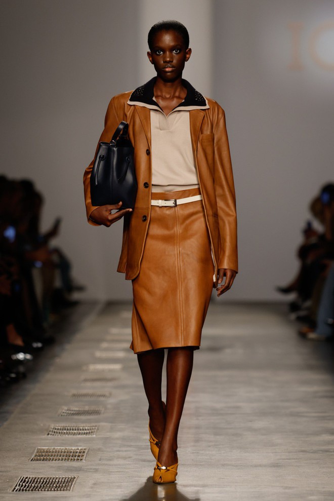 Mẫu váy, áo da đẹp cho các tín đồ thu đông 2025- Ảnh 7. Mẫu váy, áo da đẹp cho các tín đồ thu đông 2025- Ảnh 7.