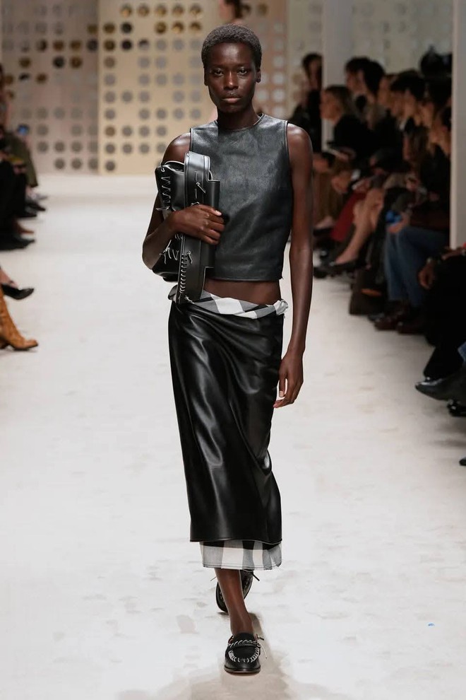 Mẫu váy, áo da đẹp cho các tín đồ thu đông 2025- Ảnh 5. Mẫu váy, áo da đẹp cho các tín đồ thu đông 2025- Ảnh 5.