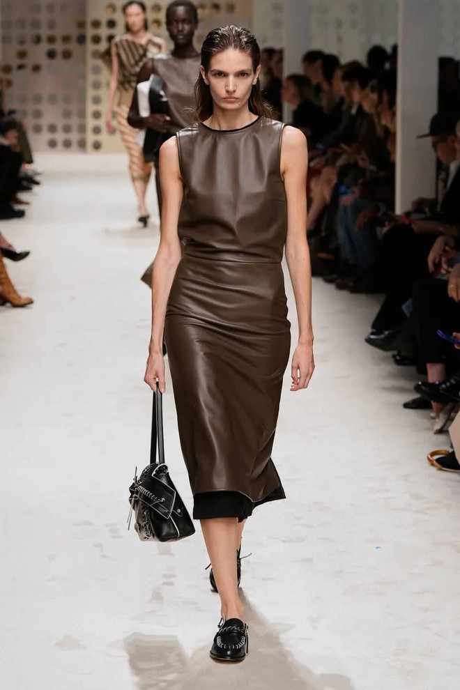 Mẫu váy, áo da đẹp cho các tín đồ thu đông 2025- Ảnh 2. Mẫu váy, áo da đẹp cho các tín đồ thu đông 2025- Ảnh 2.