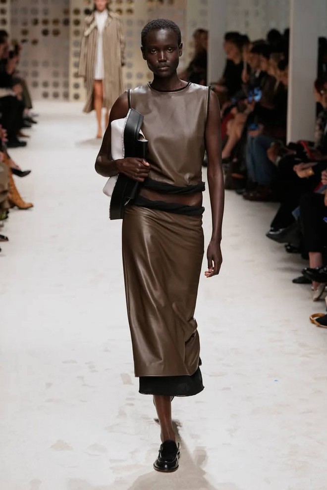 Mẫu váy, áo da đẹp cho các tín đồ thu đông 2025- Ảnh 3. Mẫu váy, áo da đẹp cho các tín đồ thu đông 2025- Ảnh 3.