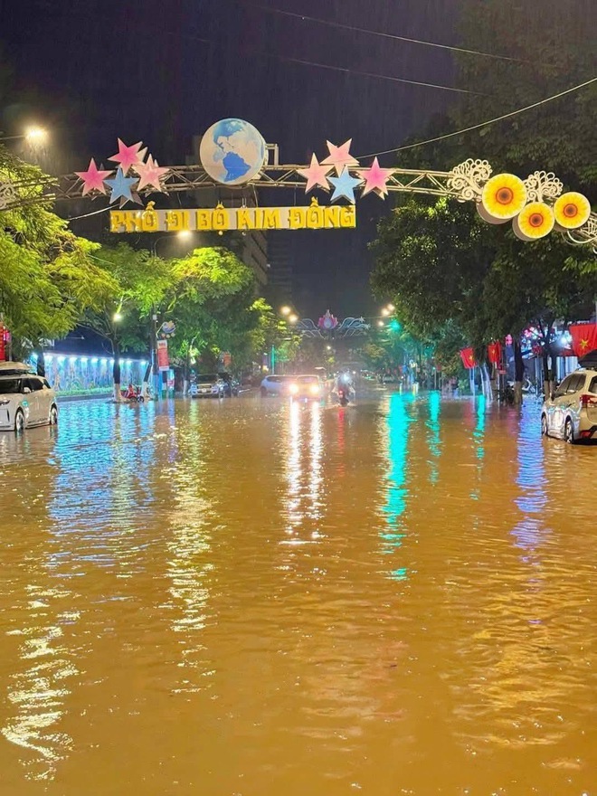 Thành phố Cao Bằng ngập do ảnh hưởng hoàn lưu bão số 10 - Ảnh 3.