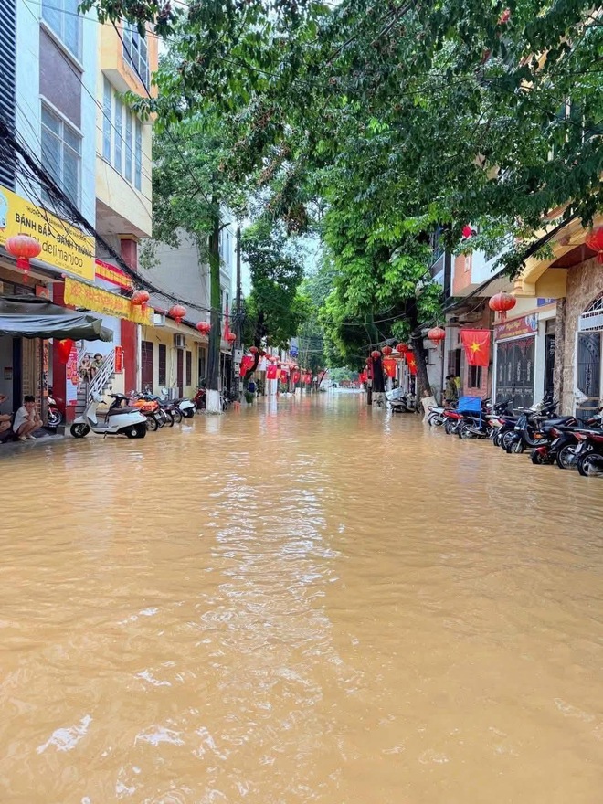 Thành phố Cao Bằng ngập do ảnh hưởng hoàn lưu bão số 10 - Ảnh 4.